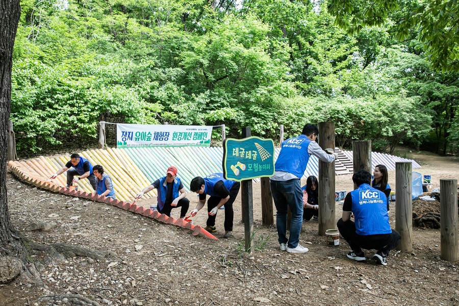 ▲ KCC와 미래환경협회가 송파 장지 유아숲의 시설과 구조물을 보수 시공 하고 있다ⓒKCC