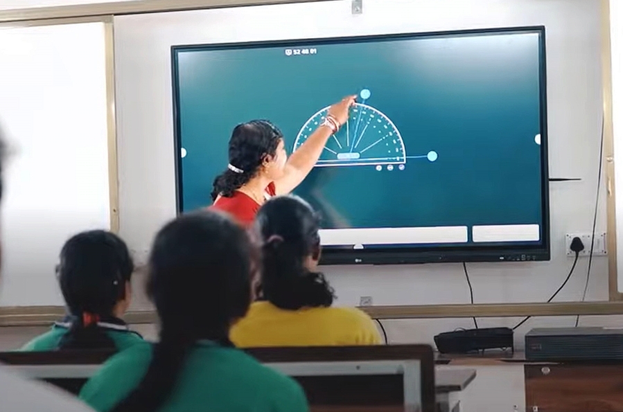 ▲ 인도 오디샤주 소재 럭세와르(Laksheswar) 공립 고등학교에서 'LG 전자칠판'을 활용해 수업을 진행하고 있는 모습 ⓒLG전자