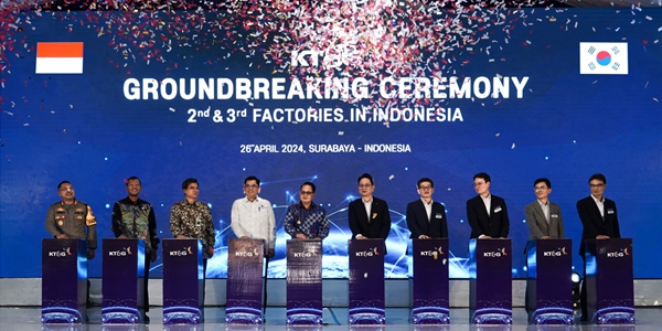 ▲ 방경만 KT&G 사장(왼쪽 여섯째)과 인도네시아 주요 관계자들이 착공 기념행사를 진행하는 모습.ⓒKT&G