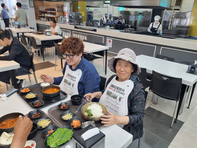 ▲ 한국도로공사 전북본부는 지난 20일부터 고속도로 휴게소 식당가에  ‘비트밖스 앞치마’를 비치해 사고·고장 발생 시 국민의 행동요령을 보다 쉽게 인지할 수 있는 안내에 나섰다.ⓒ도공전북본부 제공