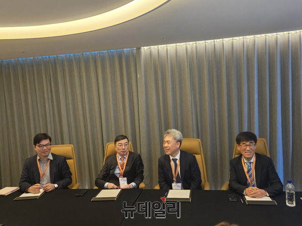 ▲ HLB와 헝루이제약 관계자가 23일 서울 송파구 소피텔 앰배서더 서울 호텔에서 개최된 제2회 HLB바이오포럼에서 기자들과 만나 미국 식품의약국(FDA)의 CRL(보완요구서한) 발송에 대한 향후 대응방안을 설명하고 있다.(왼쪽부터) 한용해 HLB CTO(최고기술책임자) 겸 HLB생명과학 대표, 프랭크 지앙 헝루이제약 최고전략책임자(CSO) 부사장, 정세호 엘레바테라퓨틱스 대표, 장성훈 엘레나테라퓨틱스 부사장.ⓒ최영찬 기자