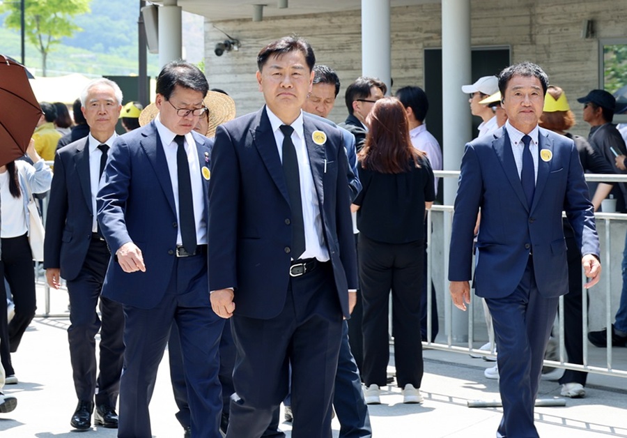 ▲ 김관영 전북특별자치도지사가 고(故)노무현 전 대통령 서거 15주기를 맞아 경남 김해시 진영읍 봉하마을 소재 대통령 묘역을 찾아 추모했다.
ⓒ전북특별자치도 사진 제공.