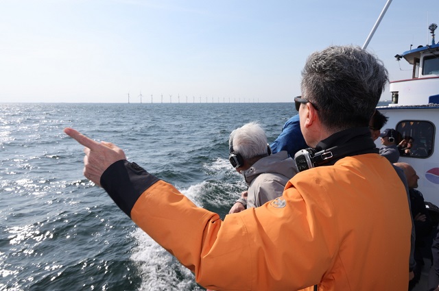 ▲ 유럽을 방문 중인 포항시 대표단이 지난 22일 미들그룬덴 해상풍력단지를 보기 위해 선상으로 이동하며 관련 설명을 듣고 있다.ⓒ포항시