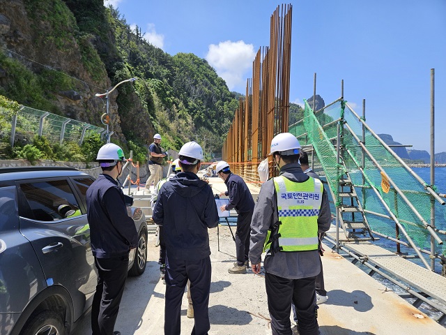 ▲ 울릉군은 지난 21일부터 22일 양일간 국토안전관리원 영남지역본부와 울릉군 공무원 합동으로 시공중인 건설현장 및 노후 기반시설 안전점검을 실시했다.ⓒ울릉군