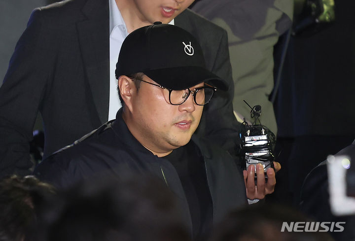 ▲ 음주 뺑소니 혐의를 받는 트로트 가수 김호중이 지난 21일 오후 서울 강남구 강남경찰서에서 조사를 받은 후 귀가하고 있다. ⓒ뉴시스