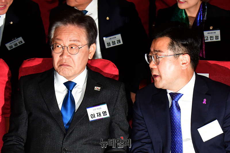 ▲ 이재명 더불어민주당 대표와 박찬대 원내대표가 16일 오전 국회 의원회관에서 열린 제22대 국회 전반기 국회의장단 후보 선출 당선자 총회에서 대화를 나누고 있다. ⓒ이종현 기자