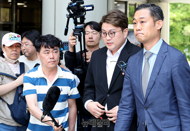▲ 음주운전 뺑소니 혐의를 받는 가수 김호중이 24일 오전 서울 서초구 중앙지법에서 열린 구속 전 피의자 심문(영장심사)에 출석하고 있다. ⓒ서성진 기자