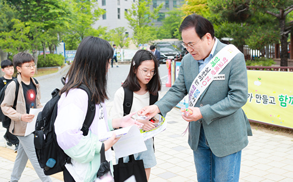 ▲ 서거석 전북교육감이 등굣길 학생들을 대상으로 학교문화 책임규약 실천 캠페인을 펼쳤다.ⓒ교육청