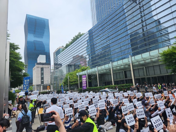 ▲ 전국삼성전자노동조합(전삼노)가 24일 서울 강남구 삼성전자 서초사옥 앞에서 2차 쟁의행위에 나선 모습.ⓒ뉴데일리DB