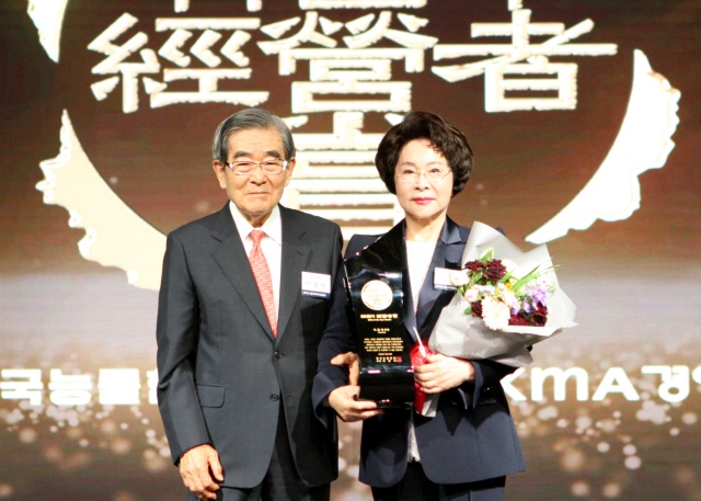 ▲ 가천대 이길여 총장(오른쪽)이 24일 ‘한국의 경영자상’을 수상한 뒤 이봉서 한국능률협회장과 기념사진을 촬영하고 있다. ⓒ가천대 제공