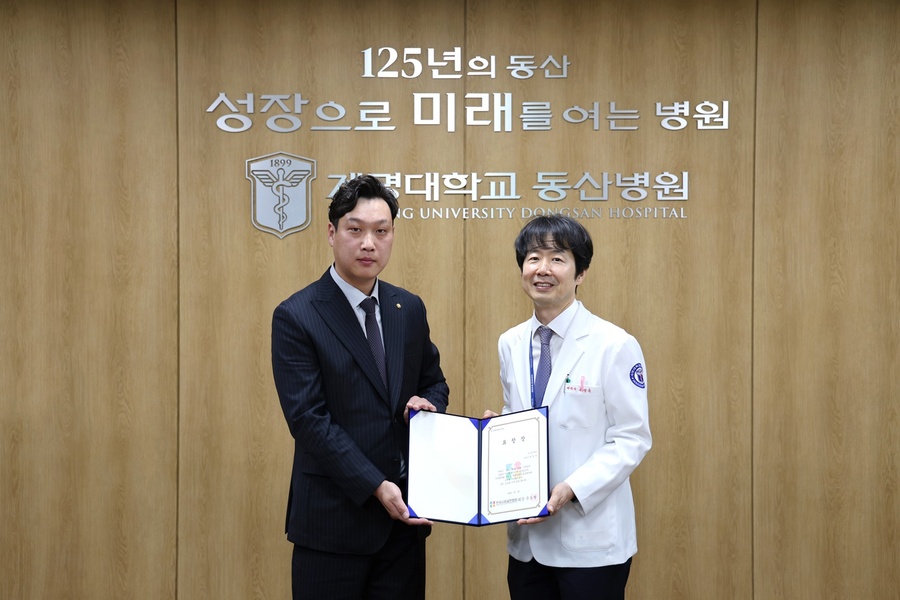 ▲ 류영욱 계명대학교 동산병원장이 5월 22일 지역 의료 강화와 의약품 개발 등에 기여한 공로로, ‘한국사회공헌협회 표창’을 받았다.ⓒ계명대 동산병원