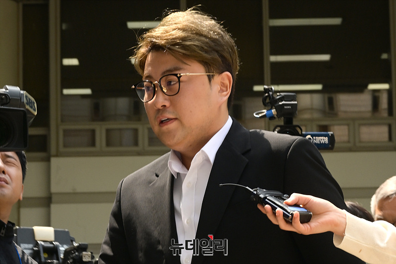 ▲ 음주운전 뺑소니 혐의를 받는 가수 김호중이 24일 오전 서울 서초구 중앙지법에서 열린 구속 전 피의자 심문(영장심사)에 출석하고 있다. ⓒ서성진 기자