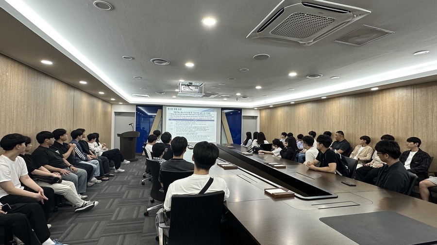 ▲ 경북테크노파크(원장 하인성)가 지난 23일 포항 블루밸리국가산업단지에 위치한 이차전지종합관리센터에서 대구가톨릭대학교 배터리공학과와 화학공학 전공 대학생들을 대상으로, 이차전지 및 사용후 배터리의 재사용/재활용에 대한 인재양성 교육을 수행했다고 밝혔다.ⓒ경북테크노파크