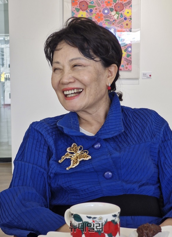 ▲ 학교를 떠난지 8년 만에 청주대학교가 보이는 갤러리 젠에서  전시회를 연 장혜용 작가는 