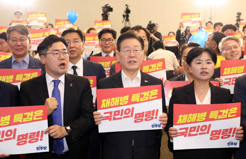 ▲ 이재명 더불어민주당 대표 등 지도부가 지난 23일 부산 해운대구 벡스코 컨벤션홀에서 열린 '당원주권시대 더불어민주당 부산·울산·경남 컨퍼런스'에 참석, 채해병 특검을 촉구하는 퍼포먼스를 펼치고 있다. ⓒ뉴시스