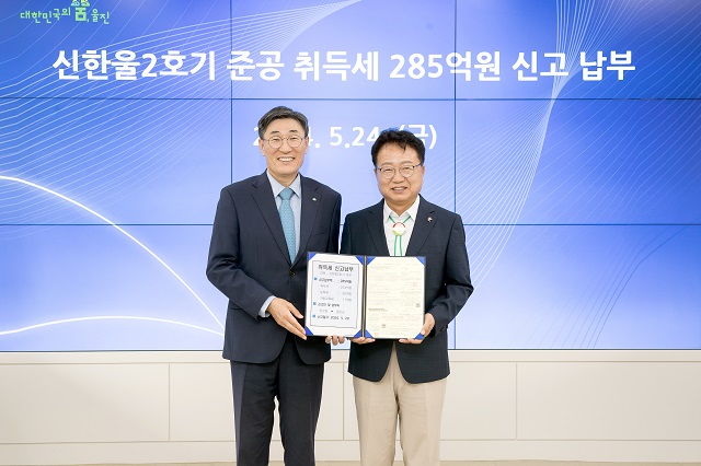 ▲ 왼쪽부터 이세용 본부장, 손병복 울진군수.ⓒ한울본부