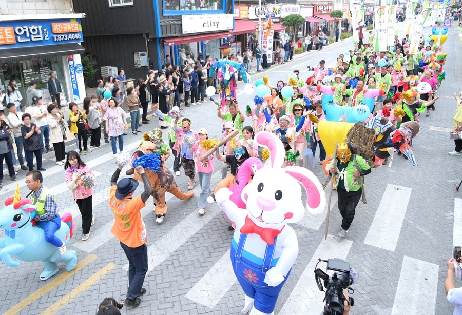 ▲ 전국 품바 길놀이 퍼레이드에는 16개팀 2000여명이 참가했다.ⓒ음성군
