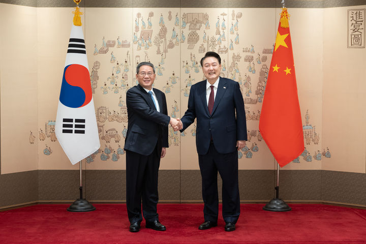 ▲ 윤석열 대통령이 26일 서울 대통령실 청사에서 리창 중국 국무원 총리와 악수하며 기념촬영하고 있다.ⓒ대통령실 제공/뉴시스