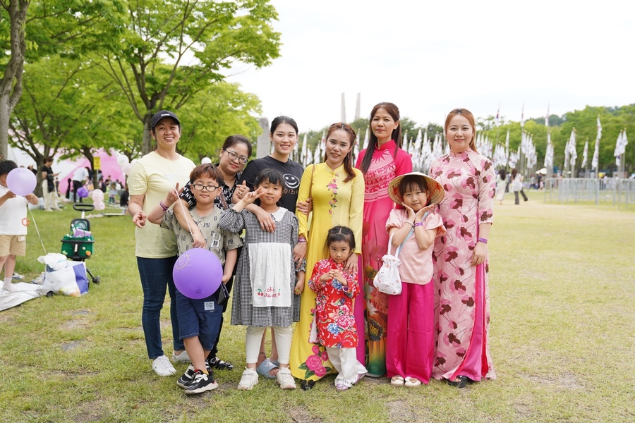 ▲ ‘천안 외국인 문화축제’가 26일 독립기념관 겨레의 큰마당 주무대에서 열린 가운데 다문화 가족이 기념촬영을 하고 있다.ⓒ천안시