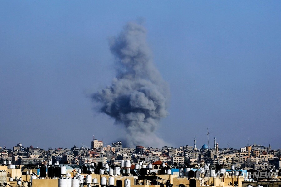 ▲ 이스라엘군의 공습 이후 연기가 치솟는 가자 최남단 도시 라파. ⓒAFP/연합뉴스