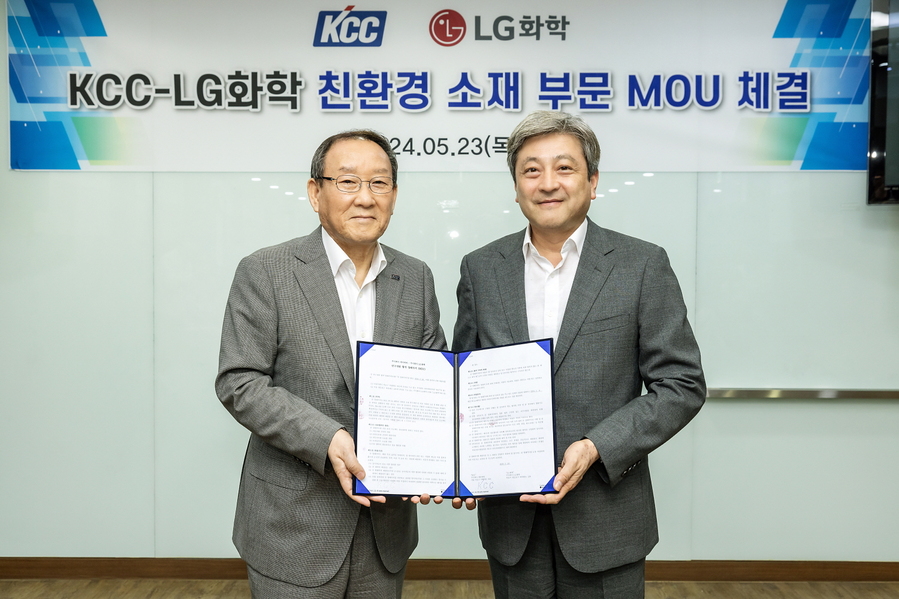 ▲ 이종구 LG화학 부사장(오른쪽)과 김상훈 KCC 부사장이 업무협약식을 마치고 기념 촬영을 하고있다.ⓒLG화학