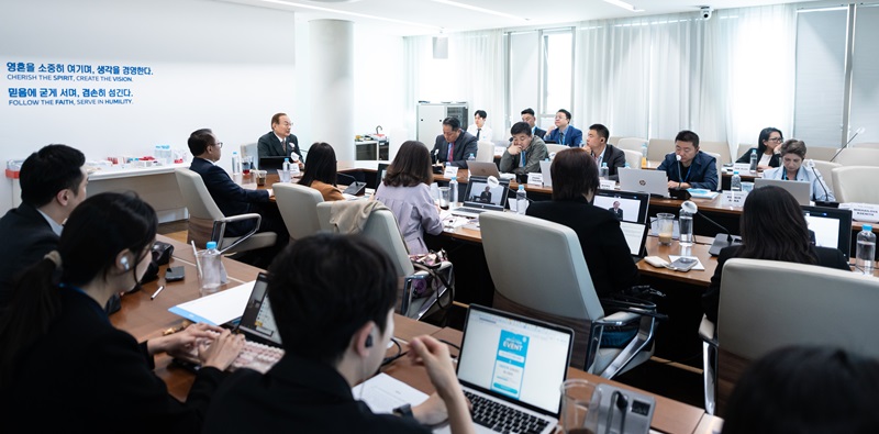 ▲ 외신 기자들이 박한길 회장과 간담을 하고 있다.ⓒ애터미