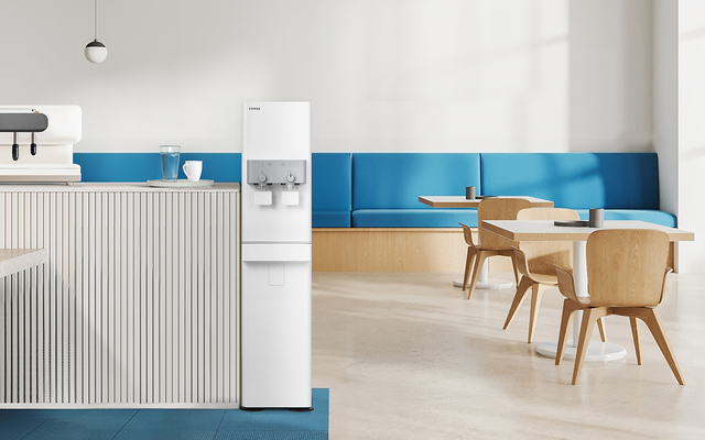 ▲ 코웨이의 '워터스탠드2' 정수기가 카페에 설치된 모습.ⓒ코웨이