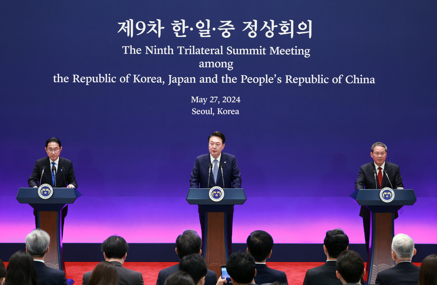 ▲ 윤석열 대통령이 27일 청와대 영빈관에서 열린 제9차 한일중 정상회의 공동기자회견에서 발언하고 있다. 왼쪽은 기시다 후미오 일본 총리, 오른쪽은 리창 중국 국무원 총리. (대통령실통신사진기자단) ⓒ뉴시스 제공