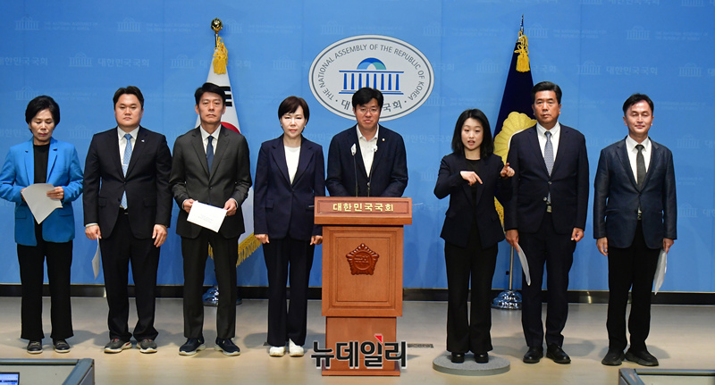 ▲ 전현희 민주당 당대표정치테러대책위원회 위원장과 위원들이 27일 국회 소통관에서 이재명 대표 정치테러 사건에 대해 철저한 진실규명을 촉구하며 기자회견을 하고 있다. ⓒ이종현 기자