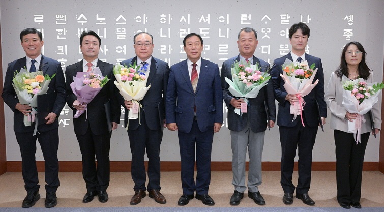 ▲ 최민호 세종시장(가운데)이 27일 시청에서 제2기 세종자치경찰위원회 위원들에게 임명장 수여하고 단체 사진을 찍고 있다.ⓒ세종시