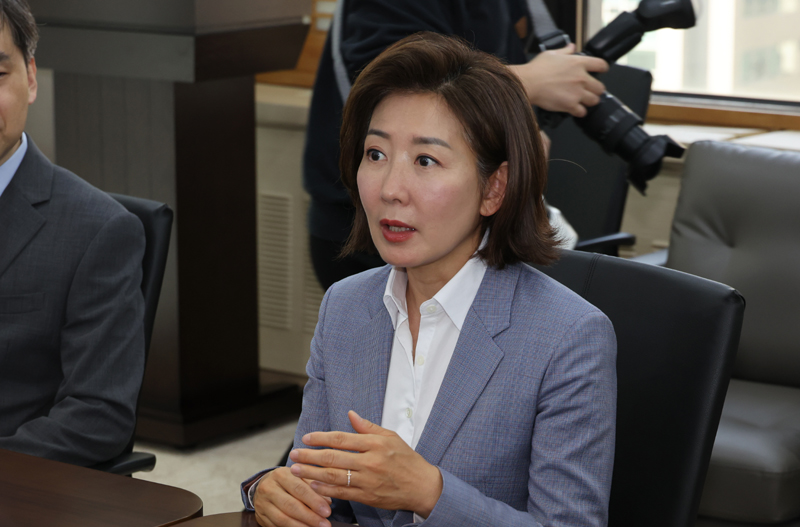 ▲ 나경원 국민의힘 국회의원 당선인이 지난 10일 서울 종로구 정부서울청사에서 주형환 저출산고령사회위원장과 면담하고 있다. ⓒ뉴시스