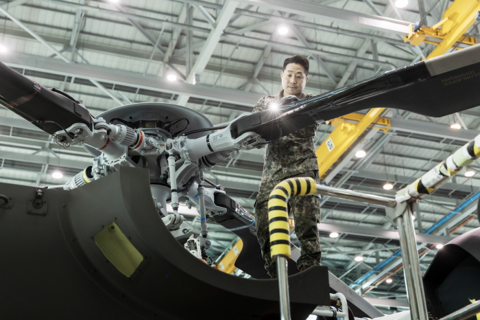 ▲ 육군 시험평가단은 27일 사천 한국항공우주산업(주)에서 '수리온 수락시험비행 완료 기념행사'를 개최했다. 수리온 최종호기 전력화 부대의 소속 정비관이 수리온을 확인 및 점검하고 있다. ⓒ육군 제공