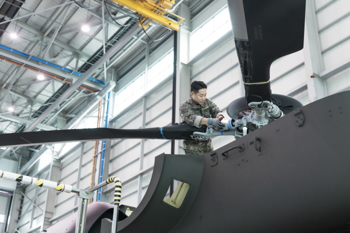 ▲ 육군 시험평가단은 27일 사천 한국항공우주산업(주)에서 '수리온 수락시험비행 완료 기념행사'를 개최했다. 수리온 최종호기 전력화 부대의 소속 정비관이 수리온을 확인 및 점검하고 있다. ⓒ육군 제공