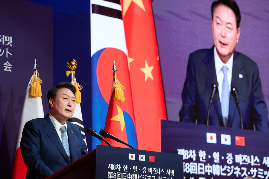 ▲ 석열 대통령이 27일 서울 중구 대한상공회의소에서 열린 제8차 한일중 비즈니스 서밋에서 연설하고 있다. (사진=대통령실 제공) ⓒ뉴시스 제공