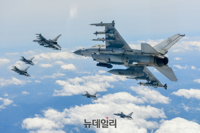 ▲ 북한이 군사정찰위성 발사를 예고한 가운데 우리 공군 전투기 20여 대가 27일 오후 1시께부터 중부지역 비행금지선(NFL) 이남에서 대응 훈련에 나섰다. 사진은 우리 공군 KF-16ㆍFA-50 편대가 공격편대군 비행훈련 및 타격 훈련을 실시하는 모습. ⓒ합동참모본부 제공