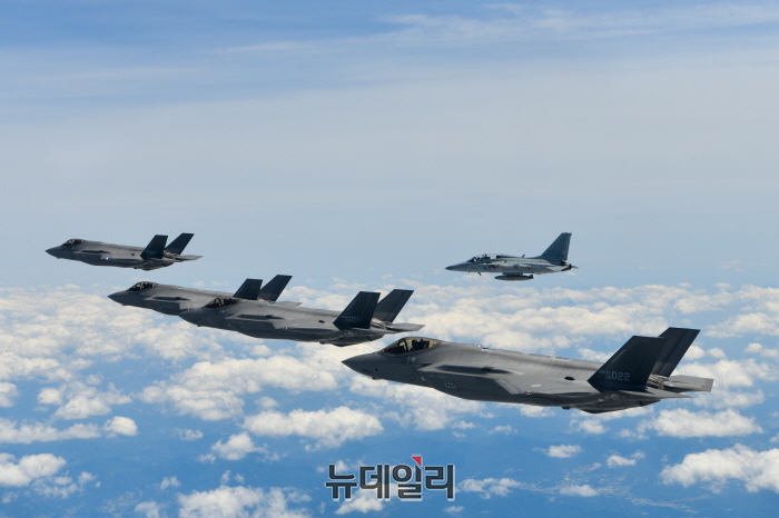 ▲ 북한이 군사정찰위성 발사를 예고한 가운데 우리 공군 전투기 20여 대가 27일 오후 1시께부터 중부지역 비행금지선(NFL) 이남에서 대응 훈련에 나섰다. 사진은 우리 공군 F-35AㆍFA-50 편대가 공격편대군 비행훈련 및 타격 훈련을 실시하는 모습.  ⓒ합동참모본부 제공
