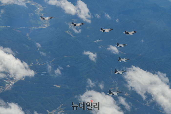 ▲ 북한이 군사정찰위성 발사를 예고한 가운데 우리 공군 전투기 20여 대가 27일 오후 1시께부터 중부지역 비행금지선(NFL) 이남에서 대응 훈련에 나섰다. 사진은 우리 공군 F-35AㆍFA-50 편대가 공격편대군 비행훈련 및 타격 훈련을 실시하는 모습.  ⓒ합동참모본부 제공