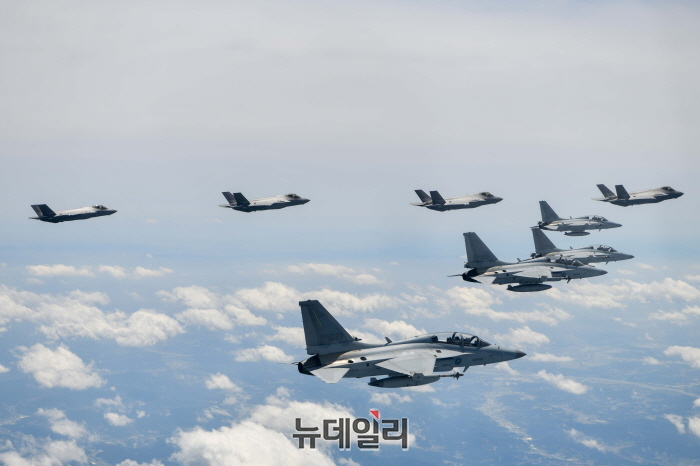 ▲ 북한이 군사정찰위성 발사를 예고한 가운데 우리 공군 전투기 20여 대가 27일 오후 1시께부터 중부지역 비행금지선(NFL) 이남에서 대응 훈련에 나섰다. 사진은 우리 공군 F-35AㆍFA-50 편대가 공격편대군 비행훈련 및 타격 훈련을 실시하는 모습.  ⓒ합동참모본부 제공