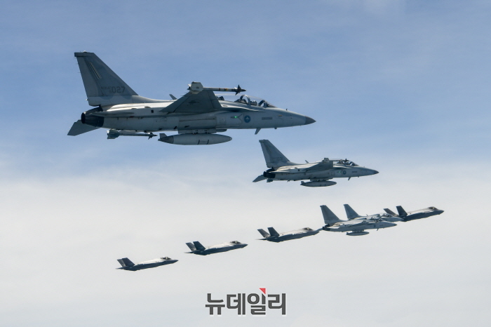 ▲ 북한이 군사정찰위성 발사를 예고한 가운데 우리 공군 전투기 20여 대가 27일 오후 1시께부터 중부지역 비행금지선(NFL) 이남에서 대응 훈련에 나섰다. 사진은 우리 공군 F-35AㆍFA-50 편대가 공격편대군 비행훈련 및 타격 훈련을 실시하는 모습.  ⓒ합동참모본부 제공