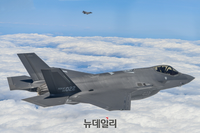▲ 북한이 군사정찰위성 발사를 예고한 가운데 우리 공군 전투기 20여 대가 27일 오후 1시께부터 중부지역 비행금지선(NFL) 이남에서 대응 훈련에 나섰다. 사진은 우리 공군 F-35A 편대가 공격편대군 비행훈련 및 타격 훈련을 실시하는 모습.  ⓒ합동참모본부 제공