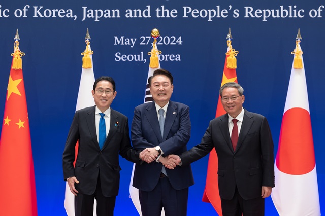 ▲ 윤석열 대통령과 기시다 후미오(왼쪽) 일본 총리, 리창(오른쪽) 중국 국무원 총리가 27일 청와대 영빈관에서 열린 제9차 한일중 정상회의에 앞서 손을 잡고 기념촬영 하고 있다. (사진=대통령실 제공) 2024.05.27. ⓒ뉴시스