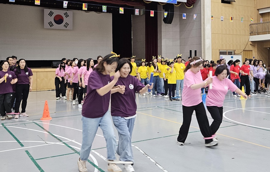 ▲ 영진전문대학교(총장 최재영)는 사회복지과가 최근 교내 백호체육관에서 ‘성인학습자 한마음 체육대회’를 성황리에 열었다.ⓒ영진전문대