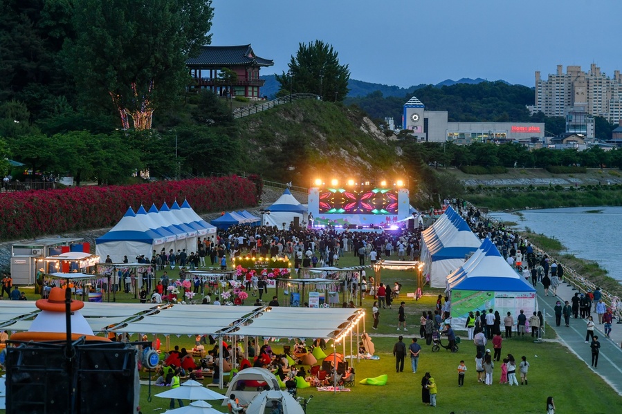 ▲ 가정의 달 5월의 마지막 주말(25~26일), 소백산과 서천둔치 일원에서 열린 ‘2024영주 소백산철쭉제’가 봄나들이에 나선 가족들에게 ‘쉼(休)’을 선물하며 마무리됐다.ⓒ영주시