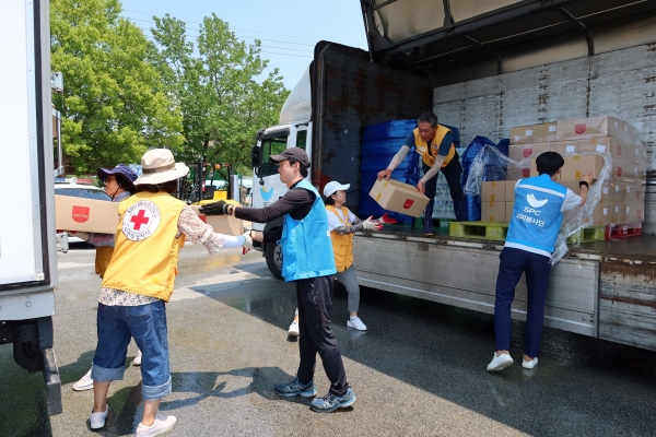 ▲ 지난해 7월 SPC 임직원들이 폭우 피해지역 긴급구호를 위해 전라도 익산에 위치한 나바위성당에서 구호물품을 전달 활동을 진행하고 있다.ⓒSPC그룹