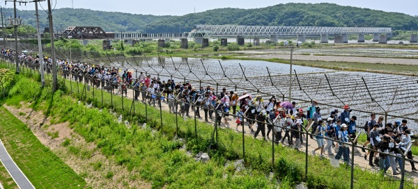 ▲ DMZ 생태탐방로 단체걷기 모습. ⓒ경기관광공사 제공
