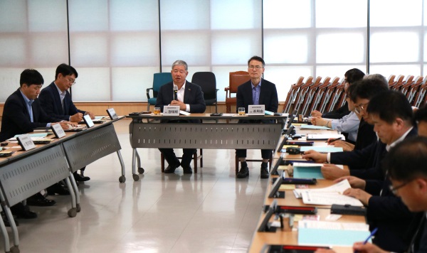 ▲ 대전상공회의소가 지난 27일 충청권 상공회의소와 4개 광역 지자체, 기업 임직원 등이 참석한 가운데 금강유역환경청에서 ‘대전 세종 충청지역 기업환경정책협의회’를 열었다.ⓒ대전상공회의소