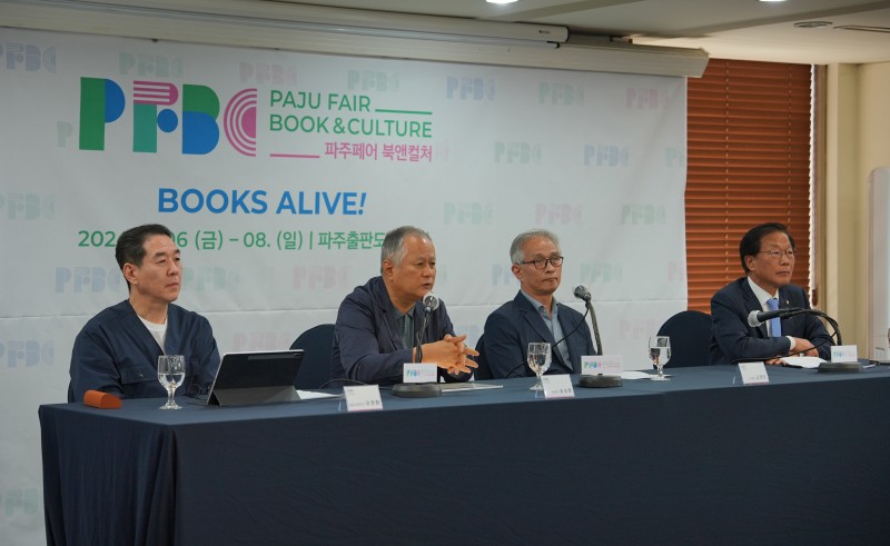 ▲ 28일 서울 중구 한국프레스센터에서 '2024 파주페어_북앤컬처' 기자간담회가 열렸다(왼쪽부터 오장환 총괄PD, 송승환 총감독, 고영은 출판도시문화재단 이사장, 윤후덕 국회의원).ⓒ출판도시문화재단