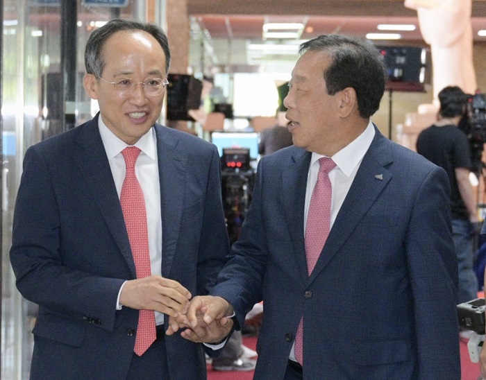 ▲ 최민호 세종시장(오른쪽)이 28일 오후 추경호 국민의힘 원내대표를 만나 세종지방법원 설치에 적극적인 협조를 요청하고 있다.ⓒ세종시