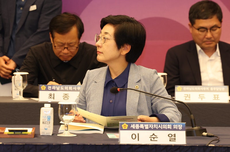 ▲ 지난 27일 전라남도 순천에서 열린 대한민국시도의회의장협의회제3차 임시회에서 이순열 세종시의회 의장이 인사말을 하고 있다.ⓒ세종시의회