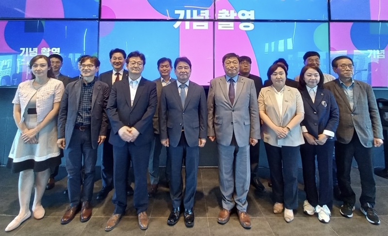 ▲ 이승원 경제부시장이 28일 오후 메타45카페에서 열린 지방시대 선도를 위한 균형발전 정책세미나에 앞서 참석자들과 함께 기념사진을 찍고 있다.ⓒ세종시
